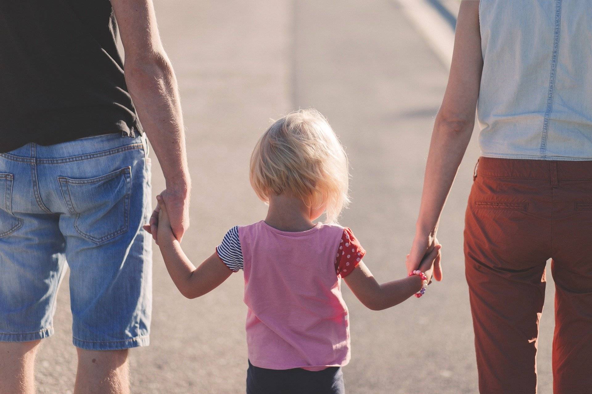 Quelle: pixabay.com/ Pexels, https://pixabay.com/de/photos/zuneigung-strand-eltern-kinder-1866868/, Freie kommerzielle Nutzung Kein Bildnachweis nötig