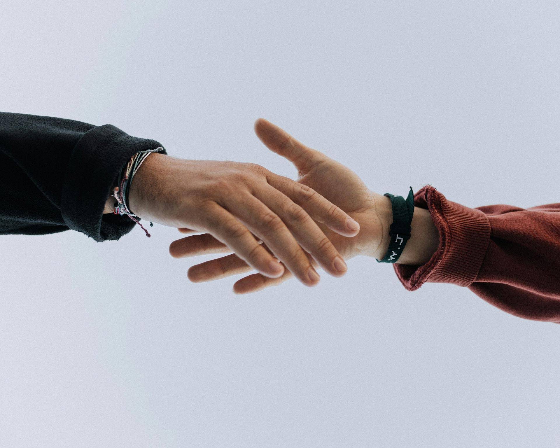Quelle: pexels.com / Austin Kehmeier, https://unsplash.com/de/fotos/blick-auf-die-hande-von-zwei-personen-lyiKExA4zQA