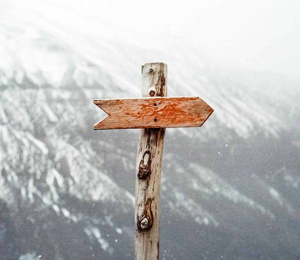 Quelle: Pexels.com / Jens Johnsson, https://www.pexels.com/de-de/foto/brauner-holzpfeil-signiert-66100/ Wegweiser
