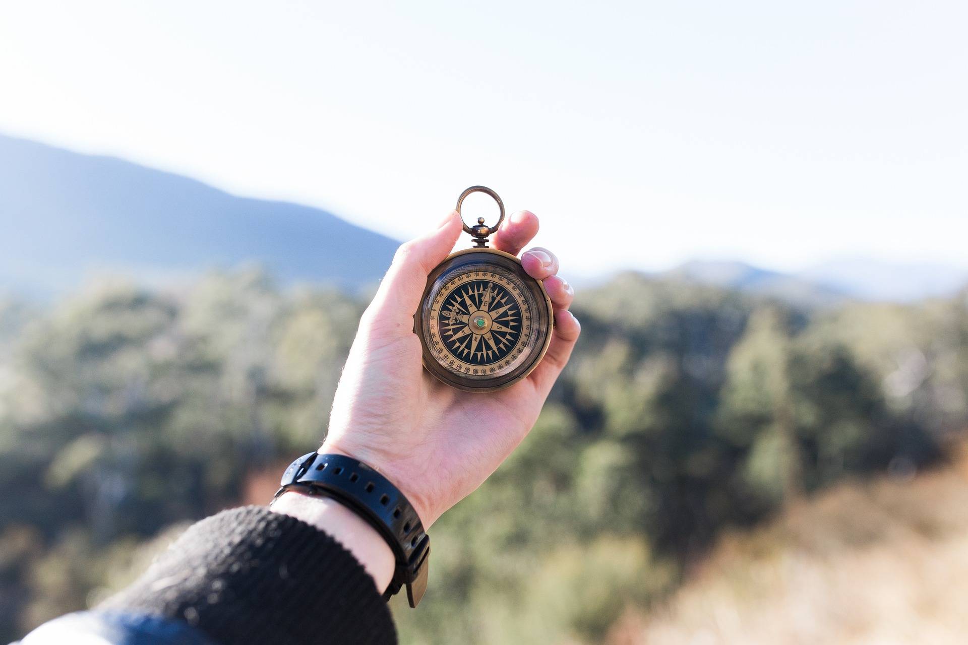 Quelle: www.pixabay.com / Pexels, https://pixabay.com/de/photos/kompass-hand-halten-drau%C3%9Fen-1850673/