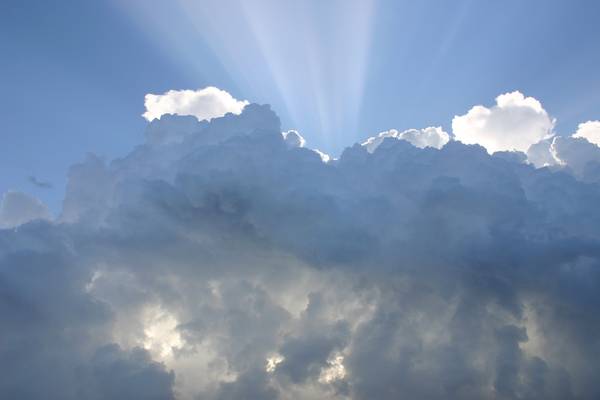 Quelle: pixabay.com, https://pixabay.com/de/photos/himmel-wolken-sonnenlicht-414199/ Sonne strahlt hinter den Wolken hervor bei blauem Himmel